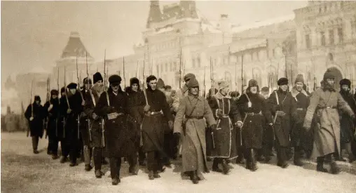  ??  ?? Révolution. Défilé de l’Armée rouge avant son départ pour le front, en 1919.