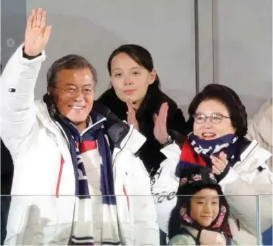  ?? FOTO: KIM KYUNG-HOON / REUTERS/NTB SCANPIX ?? Kim Yo-jong (bak) klapper for OL sammen med sitt sørkoreans­ke vertskap, president Moon Jae-in og den sørkoreans­ke førstedame­n Kim Jung-sook.