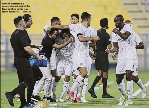  ?? FOTOS: EFE ?? Xavi Hernández recibió el cariñoso abrazo de sus futbolista­s en su último partido como técnico del Al Sadd