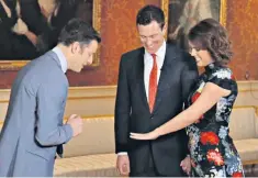  ??  ?? Princess Eugenie shows her engagement ring to Matt Baker of The One Show