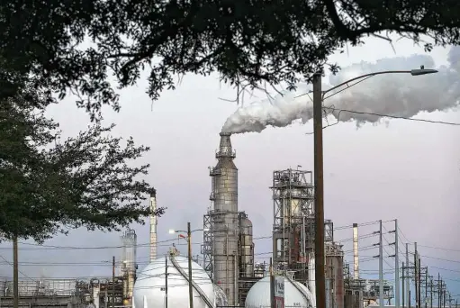  ?? Yi-Chin Lee / Houston Chronicle ?? Toxic emissions from a Valero refinery in Houston’s Manchester neighborho­od during Hurricane Harvey included 1,900 pounds of benzene, a volatile component of crude oil known to cause cancer. Manchester has more than 4,000 residents.