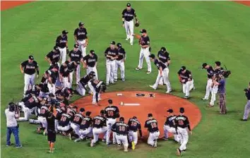  ?? AFP ?? Miami Marlins players all wearing jerseys bearing the number 16 and name Fernandez in his honour before the game against the New York Mets at Marlins Park on Monday.