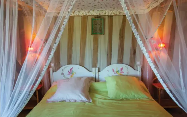  ??  ?? Ci-dessus : La chambre « vole au vent » est doté d'un lit king size à baldaquin. Ci-contre : La touche féminine et intimiste est soulignée par le décor.