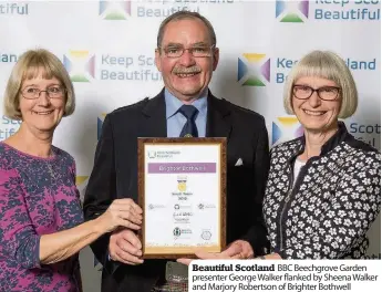  ??  ?? Beautiful Scotland BBC Beechgrove Garden presenter George Walker flanked by Sheena Walker and Marjory Robertson of Brighter Bothwell