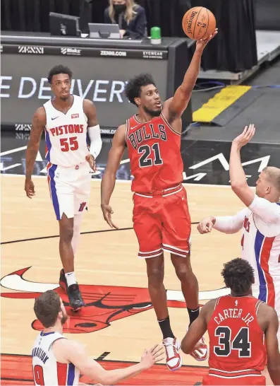  ?? KAMIL KRZACZYNSK­I, USA TODAY SPORTS ?? Chicago Bulls forward Thaddeus Young goes to the basket against Detroit Pistons center Mason Plumlee during the first half at United Center, Feb. 17, 2021.