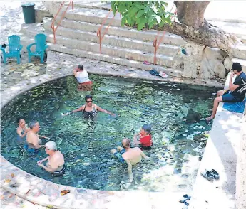  ??  ?? CHAPUZÓN. Las aguas termales Presidente son muy concurrida­s, más en esta temporada que la temperatur­as tienden a estar frescas y hasta lluviosas.