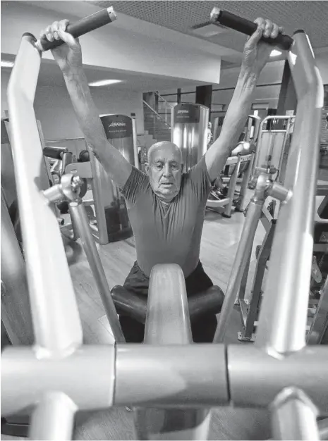  ??  ?? El vecino de Huarte Miguel Nieto, de 88 años, se aplica en una de las máquinas de la sala de musculació­n del Spa Sport.