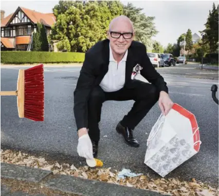  ?? FOTO WIM KEMPENAERS ?? Jean-Paul Meus ruimt elke dag voor tien minuten het afval op waar hij zich ook bevindt.