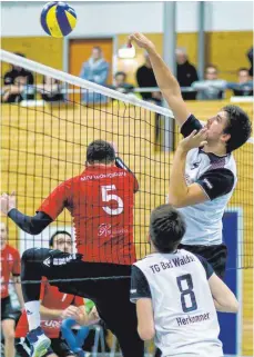  ?? FOTO: ROLF SCHULTES ?? Da duckt sich auch Ludwigsbur­gs Steffen Hausmann weg: Die TG Bad Waldsee (Simon Bergmann und Jan Herkommer) gewann das Heimspiel mit 3:2.