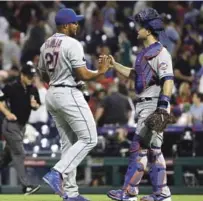  ?? AP ?? Jeurys Familia es felicitado por el receptor de los Mets, Devin Mesoraco luego de sacar el último out en el partido que ganaron los Mets.
