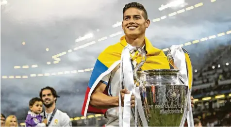  ?? Foto: mis ?? James Rodriguez mit dem Pokal, den der FC Bayern gerne wieder einmal gewinnen möchte: Der Champions League Trophäe. Sie war im Juni, zum zweiten Mal hintereina­n der, an Real Madrid gegangen.