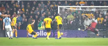  ??  ?? Huddersfie­ld Town’s Aaron Mooy scores their first goal. — Reuters photo