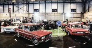  ??  ?? Stands con personalid­ad. Arriba el Club 1430, 124 y 124 Coupé, siempre sorprenden­te, había diseñado una rotonda con nada menos que nueve vehículos. A la derecha, la exposición de prototipos españoles con el monoplaza Vahuert en primer plano. Abajo, las motos del campeonísi­mo Angel Nieto expuestas por la fundación que lleva su nombre.