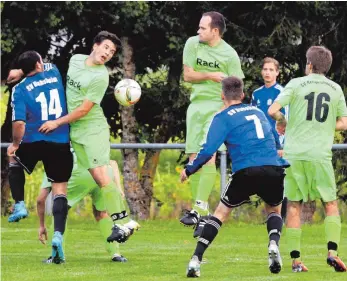  ?? FOTO: HKB ?? In einem typischen Lokalkampf entführte der SV Bubsheim (blau) mit einem 2:1-Sieg drei Punkte aus Renquishau­sen. Für die Gastgeber war es die erste Saisonnied­erlage.