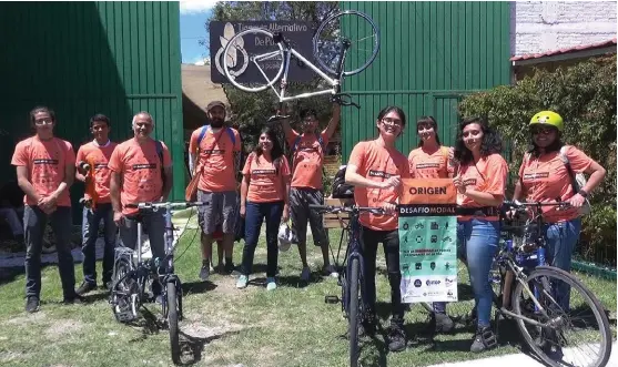  ??  ?? “Cadena” y “A pata” ofrecieron una conferenci­a en un tianguis orgánico al sur de la Angelópoli­s.