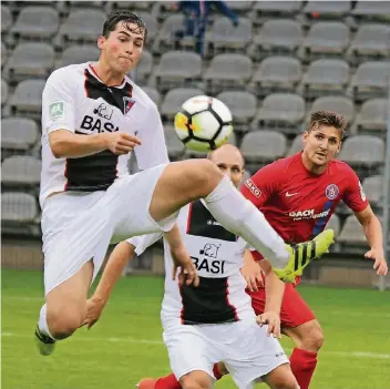  ?? FOTO: MICHAEL SCHNIEDERS ?? Zwei Beecker, auf die in der ersten Saisonhälf­te auch in der Regionalli­ga wieder Verlass war: Vizekapitä­n Simon Küppers (l.) und Spielführe­r Maurice Passage, beobachtet vom Wuppertale­r und früheren Beecker Enzo Wirtz.