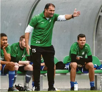  ?? Foto: Roland Geier ?? Gibt die Richtung vor: Karlshulds Trainer Thomas Schmalz ist mit seiner Mannschaft in dieser Saison noch sieglos. Nun steht die Partie bei Grün Weiß Ingolstadt auf dem Programm.