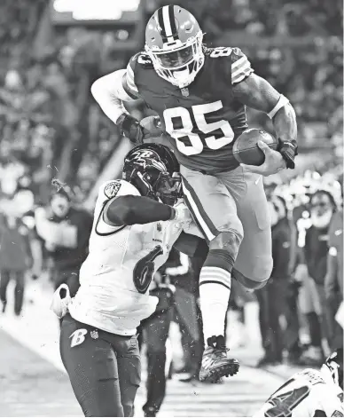  ?? KEN BLAZE/USA TODAY SPORTS ?? Browns tight end David Njoku (85) leaps over Ravens linebacker Patrick Queen (6) after a catch.