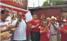  ??  ?? Reunión. Los veteranos del FMLN se reunieron ayer con el secretario general del partido, Óscar Ortiz, en la sede central del partido.