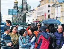  ?? OLGA MALTSEVA / AGENCE-FRANCE PRESSE ?? Chinese tourists, mainly seniors, walk in central St. Petersburg. Drawn by its communist past, Chinese tourists are flocking to Russia as it develops new “red tourism” routes.