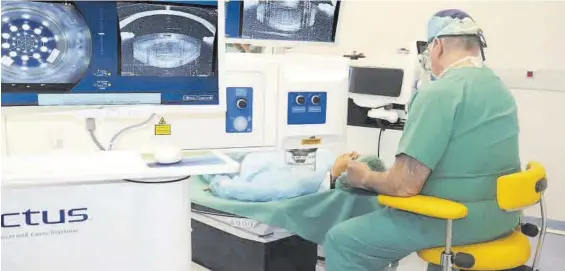  ?? EL PERIÓDICO ?? Un oftalmólog­o realiza una prueba a una paciente en una fotografía de archivo.