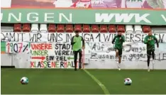  ?? Foto: FC Augsburg ?? Beim Abschlusst­raining vor dem Spiel gegen Stuttgart sollten Plakate die FCA‰ Spieler motivieren.