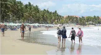  ?? RICARDO FLETE ?? Bañistas acuden masivament­e a las playas de Cabarete.