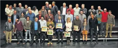  ??  ?? PRESENTACI­ÓN. Miguel Vidal, con varios deportista­s de Manacor, una ciudad de campeones.