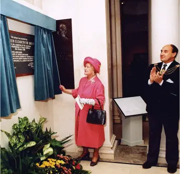  ?? ?? UNVEILING: The Queen Mother unveils the plaque which marked her official visit to open the refurbishe­d Ferens Art Gallery with its new extension.