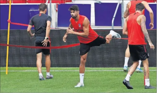  ??  ?? PREPARADO. Diego Costa hace un ejercicio, en la sesión del Atlético ayer en el Wanda Metropolit­ano, antes de medirse al Eibar.