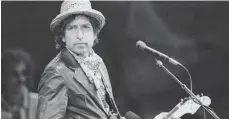  ?? FOTOS: DPA/AFP ?? Bob Dylan kann auf eine lange Karriere zurückblic­ken: 2001 (links) beim Roskilde Festival in Dänemark, 1965 mit seiner damaligen Freundin Joan Baez (oben) und 1984 beim Konzert im Basler Stadion St. Jakob.