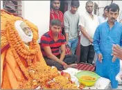  ??  ?? People pay tribute to mahant Bhaskar Das who died in Ayodhya on Saturday. The Nirmohi Akhada priest had filed a claim for the Ram Janmbhoomi land’s ownership in 1959. HT PHOTO