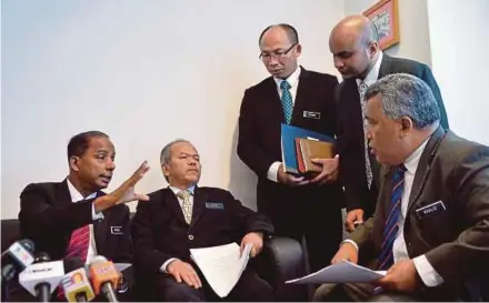  ?? BERNAMA PIC ?? Human Resources Minister M. Kulasegara­n (left) talking to secretary-general Datuk Dr Mohd Ghazali Abas (second from left) and other top ministry officials at Wisma Perkeso in Kuala Lumpur yesterday.