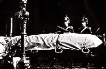  ??  ?? Funeral. El ataúd de Perón custodiado por granaderos en la Catedral metropolit­ana, 1974.
