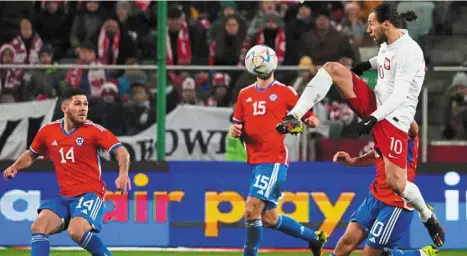  ?? — Reuters ?? On the ball: Poland’s Grzegorz Krychowiak (right) in action with Chile’s Marcelino Nunez during their friendly in Warsaw.