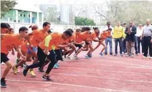  ??  ?? Parilla. Un grupo de atleta inicia la marcha al momento de darse luego del tiro de honor realizado por el ministro de Deportes, Danilo Díaz.