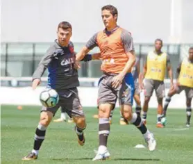  ?? PAULO FERNANDES/VASCO ?? Wagner (E) disputa a bola com Anderson Martins durante o treino