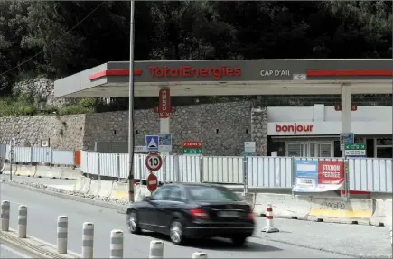  ?? (Photos Jean-François Ottonello) ?? Fermée depuis le 23 août et une chute de pierres, la station située avenue du Prince Rainier-III n’a pas rouvert depuis. Les pompes ont été démontées et les cuves vidées.