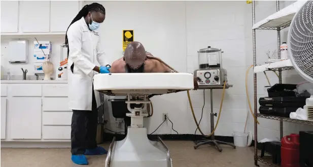  ?? (James Estrin/the New York Times) ?? Shawn’te Harvell, who does nearly 50 embalmings a week, at work at the James Hunt Funeral Home in Asbury Park, New Jersey, on October 27, 2022. Embalming has become a less common part of American funeral rituals as cremation and green burials have increased.