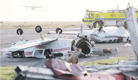  ??  ?? Varias aeronaves quedaron destruidas sobre la pista del aeropuerto Princess Juliana, ubicado en el lado holandés de San Martín.