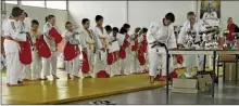  ??  ?? Des cadeaux ont été distribués pour la participat­ion au concours de dessin sur la valeur morale du judo.