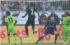  ??  ?? TANTO. El francés Obite N’Dicka, del Frankfurt, abrió el marcador ante el Hannover, que resultó goleado y sigue en el sótano.