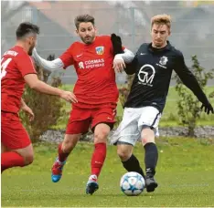  ?? Foto: Georg Fischer ?? Als ob mehr Dillinger auf dem Platz gewesen wären: Wertingen mit Johannes Bröll (rechts) unterlag Algert Hoti und Co. daheim 2:5.