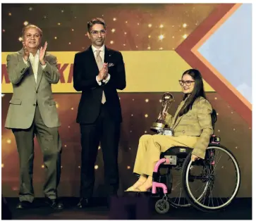  ?? RITU RAJ KONWAR ?? Avani Lekhara received the Sportswoma­n of the Year (Parasports) award from her idol Abhinav Bindra and Ramesh Narayan, Founder of Canco Advertisin­g Pvt. Ltd.