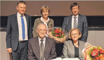  ?? FOTO: SIMON NILL ?? Die Bürgerprei­sträger mit Ehepartner­n und Stadtoberh­aupt OB Hans-Jörg Henle (links): Gerd Heine (vorne) und Gisela Heine, Rosemarie Miller-Weber (vorne) und Hermann Weber.