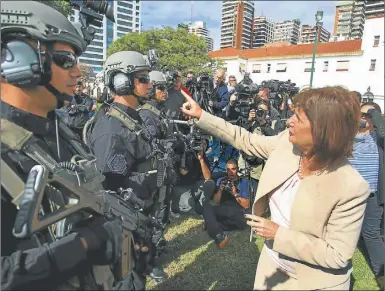  ?? FOTOS: NA ?? COSTUMBRE. La ministra de Seguridad, Patricia Bullrich, presenta los nuevos equipos policiales.