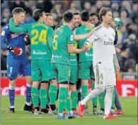  ??  ?? Los jugadores de la Real celebran su pase ante Ramos.