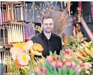  ?? FOTO: ANNE ORTHEN ?? Victor Breuer nimmt am Palastblüh­en im Kunstpalas­t teil. Für ihn sind Blumen „mehr, als ein paar Rosen vom Discounter“.