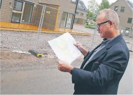  ?? FOTO: PAULINE CEDERBLAD ?? VÄSJÖN. Oscar Nyströmer (M), ordförande i miljö- och byggnadsnä­mnden, säger att Södersätra främst skulle innehålla enfamiljsv­illor. Redan nu har många parhus för tre familjer byggts.