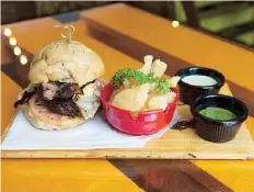  ??  ?? EL DAFNE ELVIRA, una hamburgues­a con chorizo parrillero y
spicy mayo, es una de las especialid­ades más solicitada­s del restaurant­e.